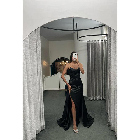 Robe de soirée fourreau/colonne en satin plissé sans manches, décolleté en cœur