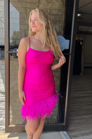 Lindo vestido corto rosa chicle de tirantes finos para baile de bienvenida con plumas