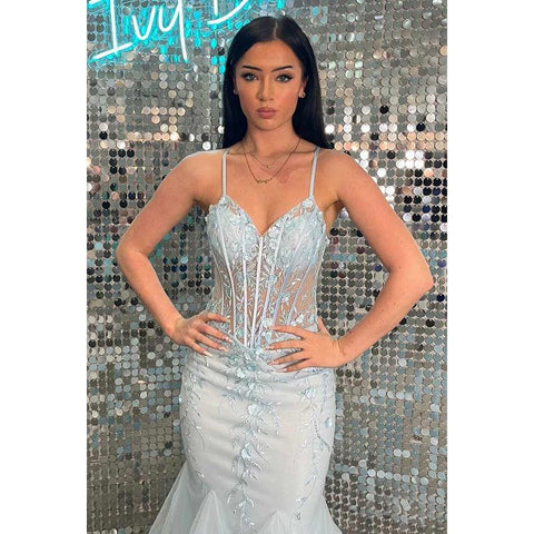 Vestido de fiesta largo de sirena con tirantes finos, apliques de encaje y transparencias