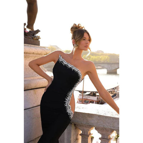 Vestido de noche largo de satén sin tirantes con cuentas y abertura en la espalda