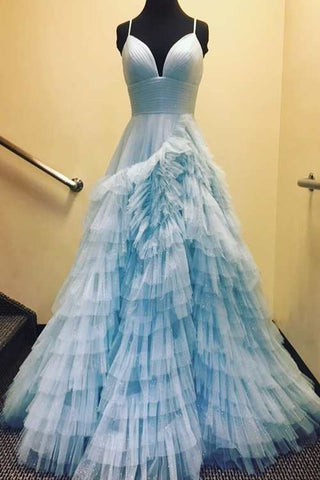 Vestido de graduación de tul escalonado con tirantes finos y corte en A 