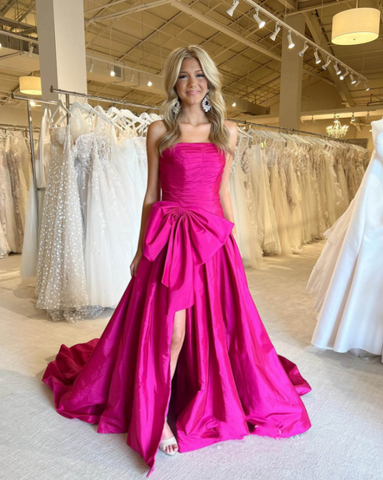 Robe de bal longue en taffetas, coupe trapèze, sans bretelles et fendue.