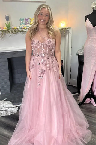 Robe de bal longue rose en tulle à une épaule et coupe trapèze, ornée d'appliqués.