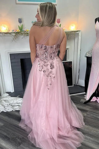 Robe de bal longue rose en tulle à une épaule et coupe trapèze, ornée d'appliqués.