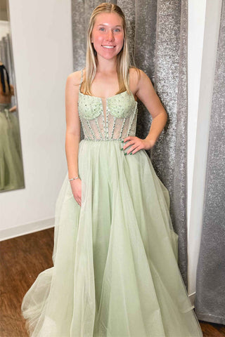 Robe de bal trapèze en tulle vert sauge à bretelles et sequins perlés, à bretelles.