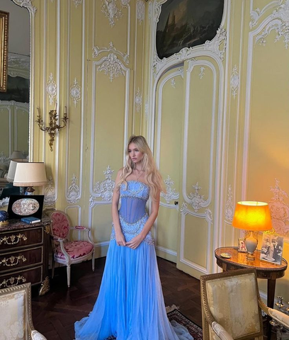 Precioso vestido de fiesta largo de gasa azul claro con escote en A y hombros descubiertos Y8045