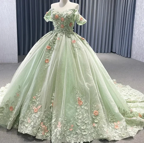Vestido de quinceañera, baile de gala o evento especial, color verde matcha, con hombros descubiertos, apliques florales, espalda con cordones brillantes, escote barco, modelo Y2190