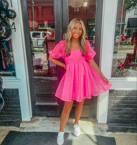 Vestido corto rosa fucsia de corte A con volantes, ideal para fiestas de bienvenida (Y2098)