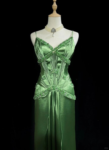 Vestido de noche de satén verde elegante con tirantes finos y cuentas, modelo Y8555