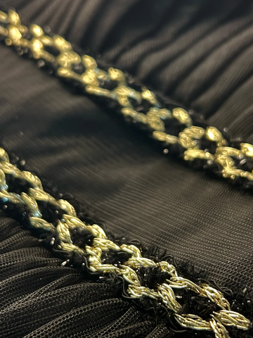 Robe de bal de soirée élégante en tulle noir, soie dorée et plumes, coupe trapèze, référence Y8652