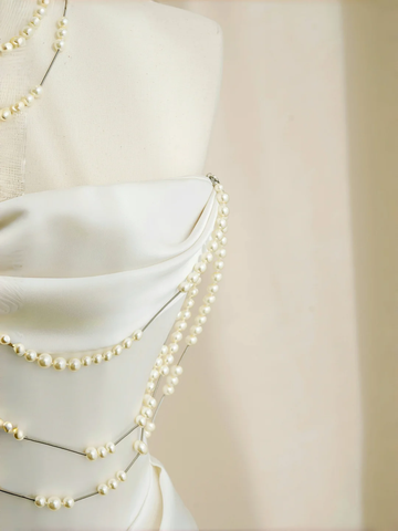 Elegante vestido de fiesta blanco sin tirantes de satén con perlas y cadena, corte en A, modelo Y8684