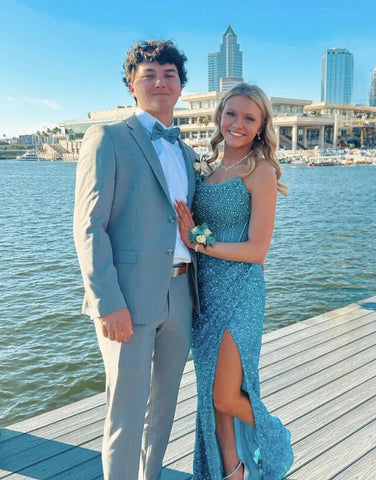 Robe de bal longue moulante à sequins sans bretelles et fente, ornée d'un corset et de paillettes.