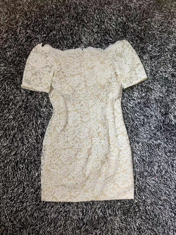 Vestido de fiesta de bienvenida con encaje y hombros descubiertos. Encantador vestido de fiesta de bienvenida S3269