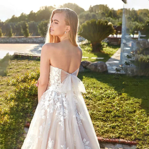Beach Ivory Wedding Dresses for Women 2023 Summer Sweetheart A-Line Floor Length Illusion Bride Dress Bow Back Lace Applique