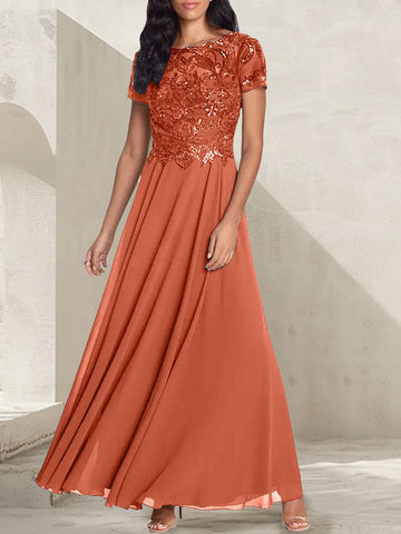 Vestido largo de corte A, color gris carbón, con escote redondo y detalles de pedrería, ideal para la madre de la novia.