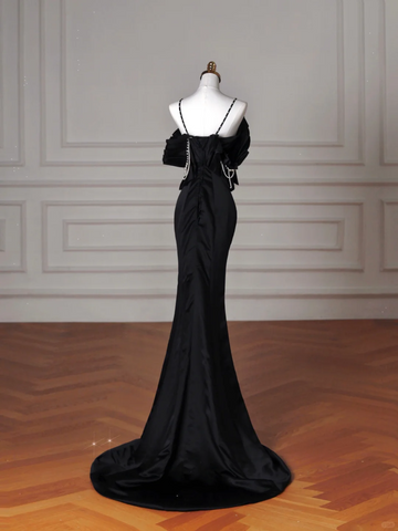 Robe de soirée sirène élégante en satin noir à fines bretelles spaghetti et épaules dénudées, modèle Y8641