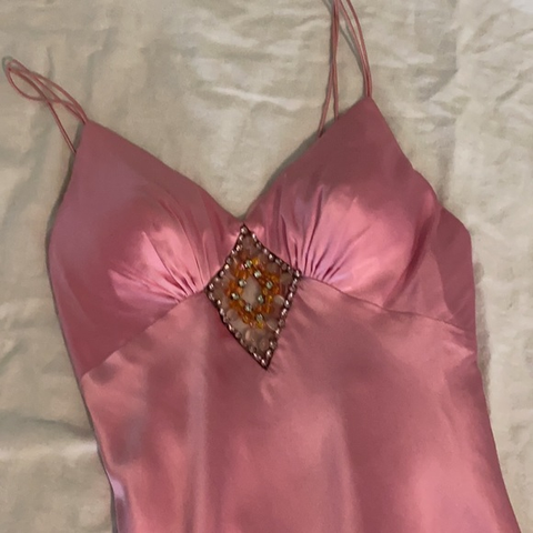 Precioso vestido de noche largo de satén rosa con tirantes finos y cuentas, modelo Y8216