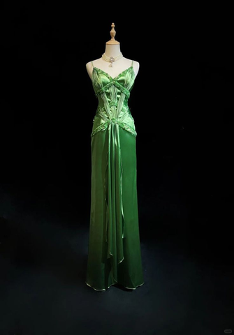 Vestido de noche de satén verde elegante con tirantes finos y cuentas, modelo Y8555