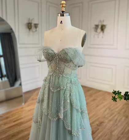 Robe de soirée vert sauge, coupe trapèze, épaules dénudées, en tulle orné de perles, Y8157