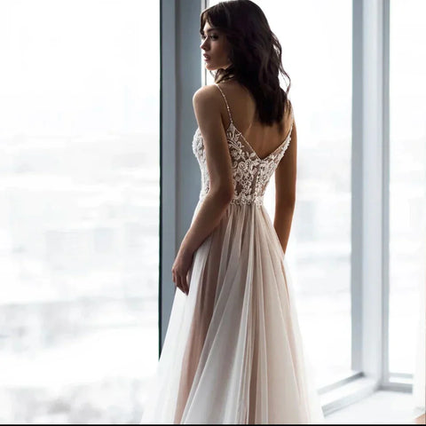 Charming Spaghetti Straps V Neck Wedding Dresses Lace Appliques Backless Tulle A Line Bridal Gowns Sweep Train Robe De Mariée