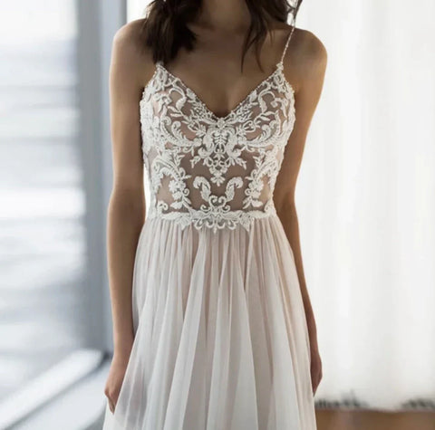 Charming Spaghetti Straps V Neck Wedding Dresses Lace Appliques Backless Tulle A Line Bridal Gowns Sweep Train Robe De Mariée