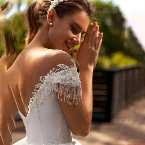 Custom Made Princess Wedding Dress A Line Beaded Lace Appliques Bride Dresses Illusion Back Party Dress Long Train Wedding Gowns