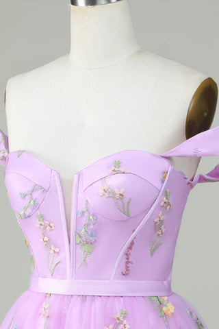 Robe courte violette à décolleté cœur et coupe trapèze, ornée de broderies.