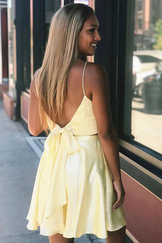 Lindo vestido corto de dos piezas amarillo satinado con escote en V y corte en A para baile de bienvenida