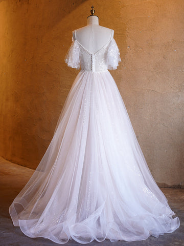 Robes de bal longues en tulle et dentelle, coupe trapèze, col en V et perles.