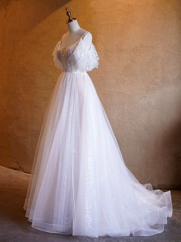 Robes de bal longues en tulle et dentelle, coupe trapèze, col en V et perles.