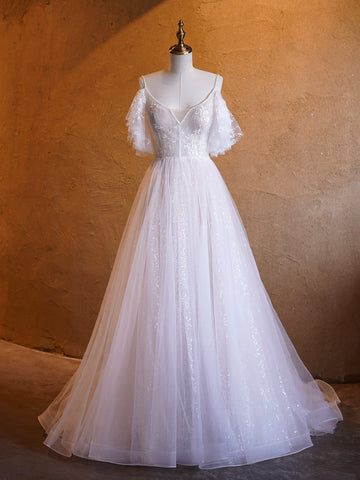 Robes de bal longues en tulle et dentelle, coupe trapèze, col en V et perles.