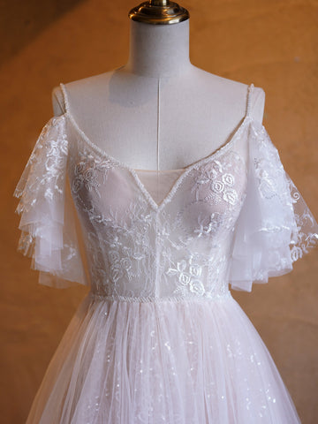 Robes de bal longues en tulle et dentelle, coupe trapèze, col en V et perles.