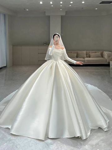 Robe de mariée blanche en satin bouffant, modèle Y6887