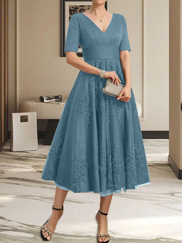 Vestido de tul y encaje para la madre de la novia, corte en A, escote en V, largo hasta la rodilla, con pliegues