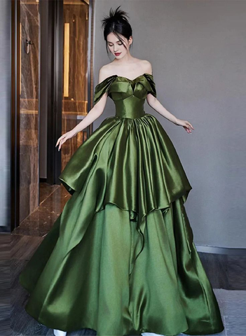 Magnifique robe de bal longue en satin vert, coupe trapèze, à volants et fronces superposés (Y7995)