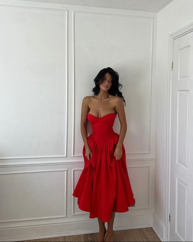Encantador vestido de fiesta rojo sin tirantes con pliegues, corte en A, modelo Y7763