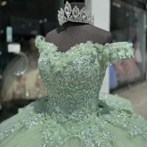 Robe de bal de quinceañera vert menthe luxueuse à épaules dénudées, ornée d'appliqués de tulle, de perles et d'un nœud à volants (Y8125)