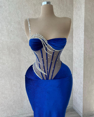 Elegante vestido de fiesta largo azul real, estilo sirena, con un solo hombro, lentejuelas, pedrería y encaje.