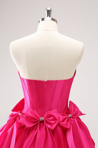 Robe de bal courte fuchsia tendance, sans bretelles, en satin, coupe trapèze, avec nœud.