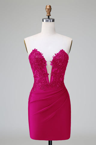 Elegante vestido corto de fiesta ajustado, sin tirantes, plisado y de color verde oscuro con detalles de pedrería.