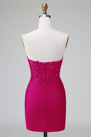 Elegante vestido corto de fiesta ajustado, sin tirantes, plisado y de color verde oscuro con detalles de pedrería.