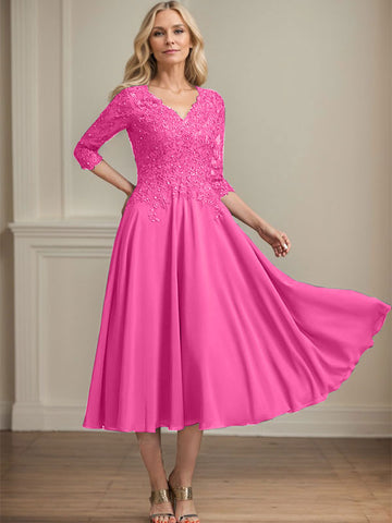 Vestido de corte A, escote en V, largo hasta la rodilla, de gasa, encaje, con lentejuelas y pedrería para la madre de la novia. 