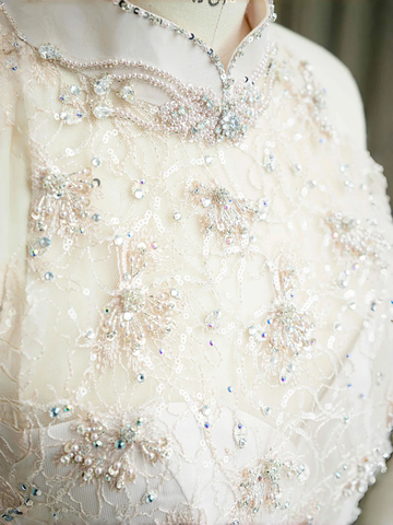 Elegante vestido de noche rosa claro de satén, encaje, lentejuelas y cuentas, corte sirena con abertura, modelo Y8672