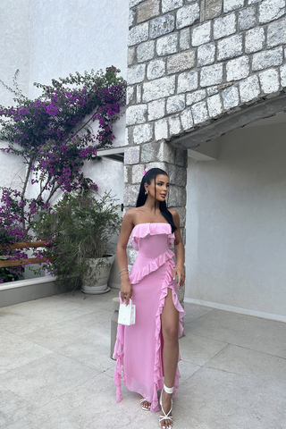 Vestido largo de noche rosa sin tirantes con volantes y abertura, ideal para cumpleaños o fiestas (modelo Y8203)