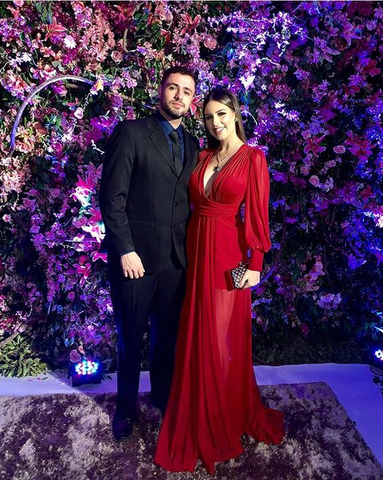 Elegante vestido de noche rojo con cuello en V y mangas largas, estilo fiesta, modelo Y7223