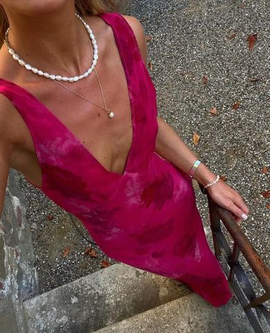 Elegante vestido de noche con estampado floral y escote en V profundo, modelo Y4548