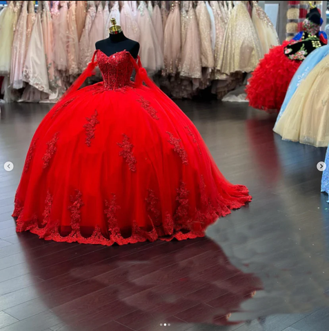 Vestido de quinceañera verde salvia con encaje y hombros descubiertos, ideal para fiestas de cumpleaños de 16 años. Vestido de gala verde salvia, modelo Y2421.
