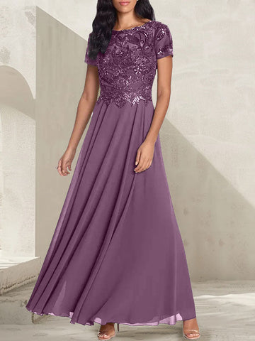 Vestido largo de corte A, color gris carbón, con escote redondo y detalles de pedrería, ideal para la madre de la novia.