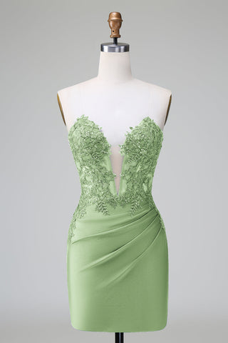 Elegante vestido corto de fiesta ajustado, sin tirantes, plisado y de color verde oscuro con detalles de pedrería.