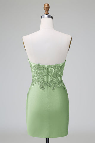 Elegante vestido corto de fiesta ajustado, sin tirantes, plisado y de color verde oscuro con detalles de pedrería.